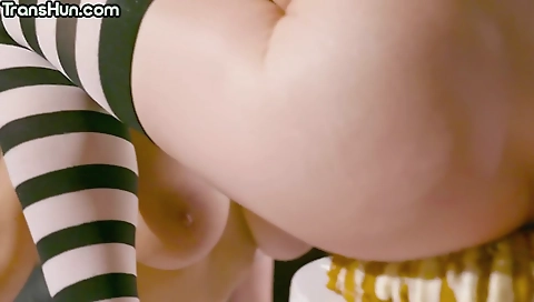 Super-hotiav aum with her face